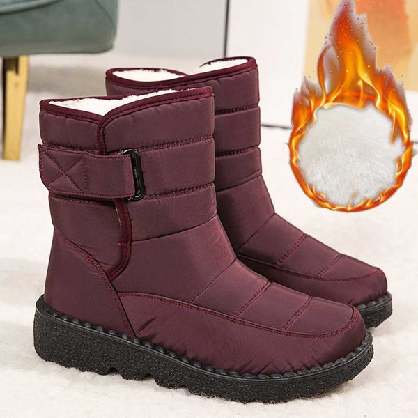 Ein Paar Winterstiefel mit kuscheligem Futter vor hellem Hintergrund. Eine Flammengrafik betont Wärme und Komfort.